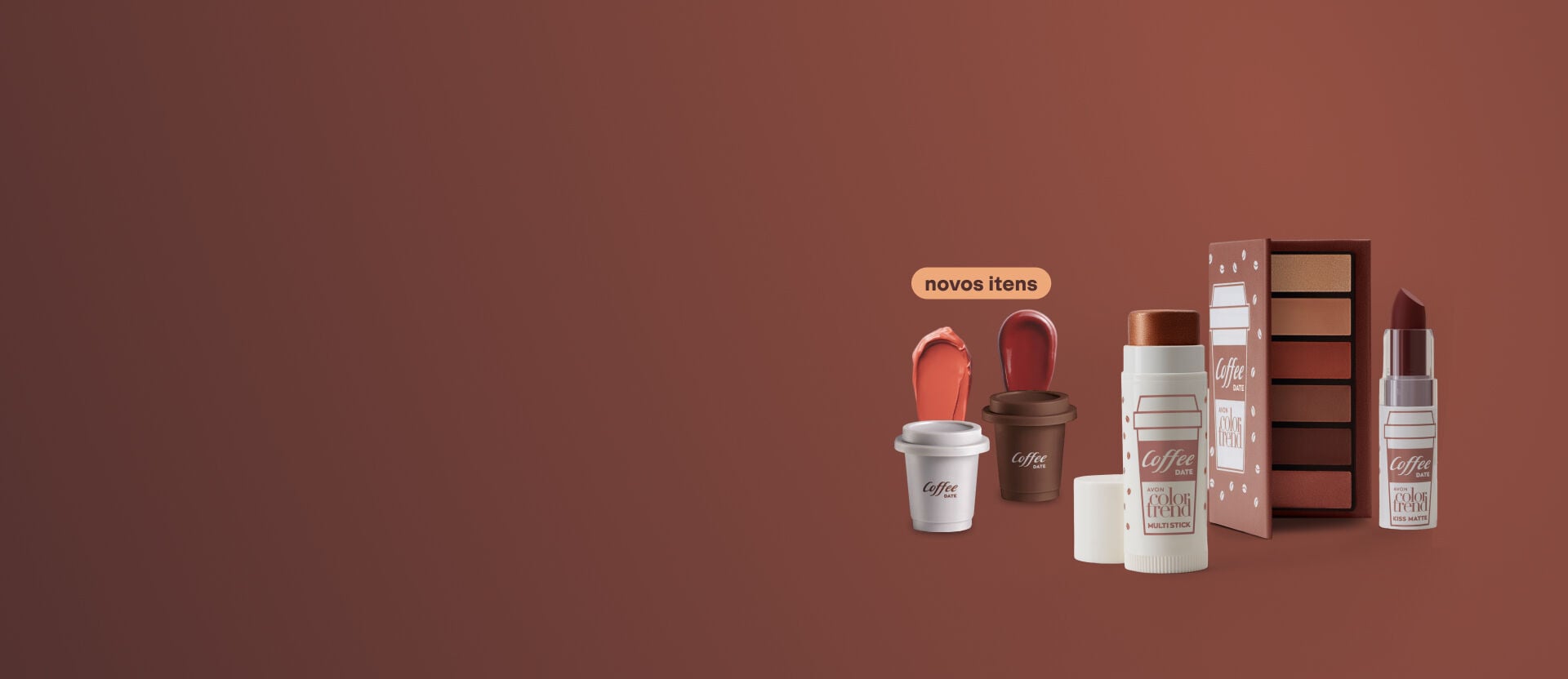 Produtos de maquiagem da linha Avon Color Trend Coffee Date: Multi Stick, Paleta de Sombras, Batom e Esmaltes, com selo “Lançamento”. Fundo marrom.