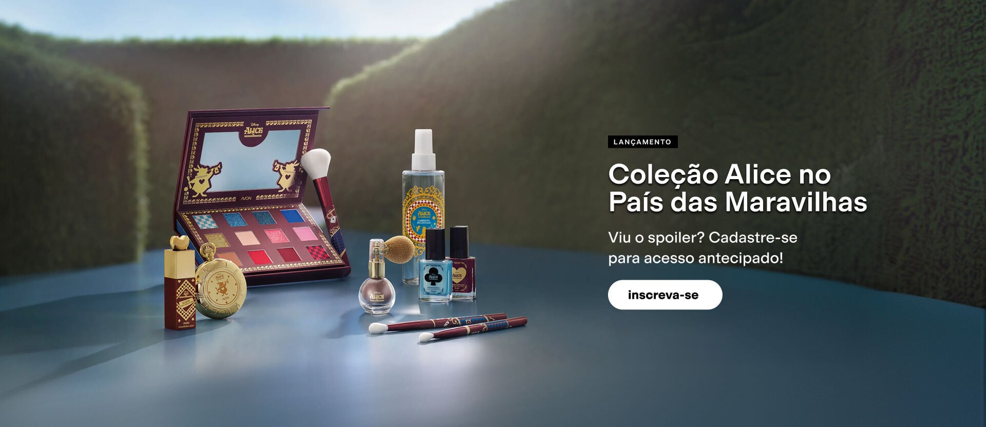 Itens da coleção Alice no País das Maravilhas em um labirinto verde. Texto: "Lançamento Coleção Alice no País das Maravilhas. Viu o spoiler? Cadastre-se para acesso antecipado!". Botão: inscreva-se.