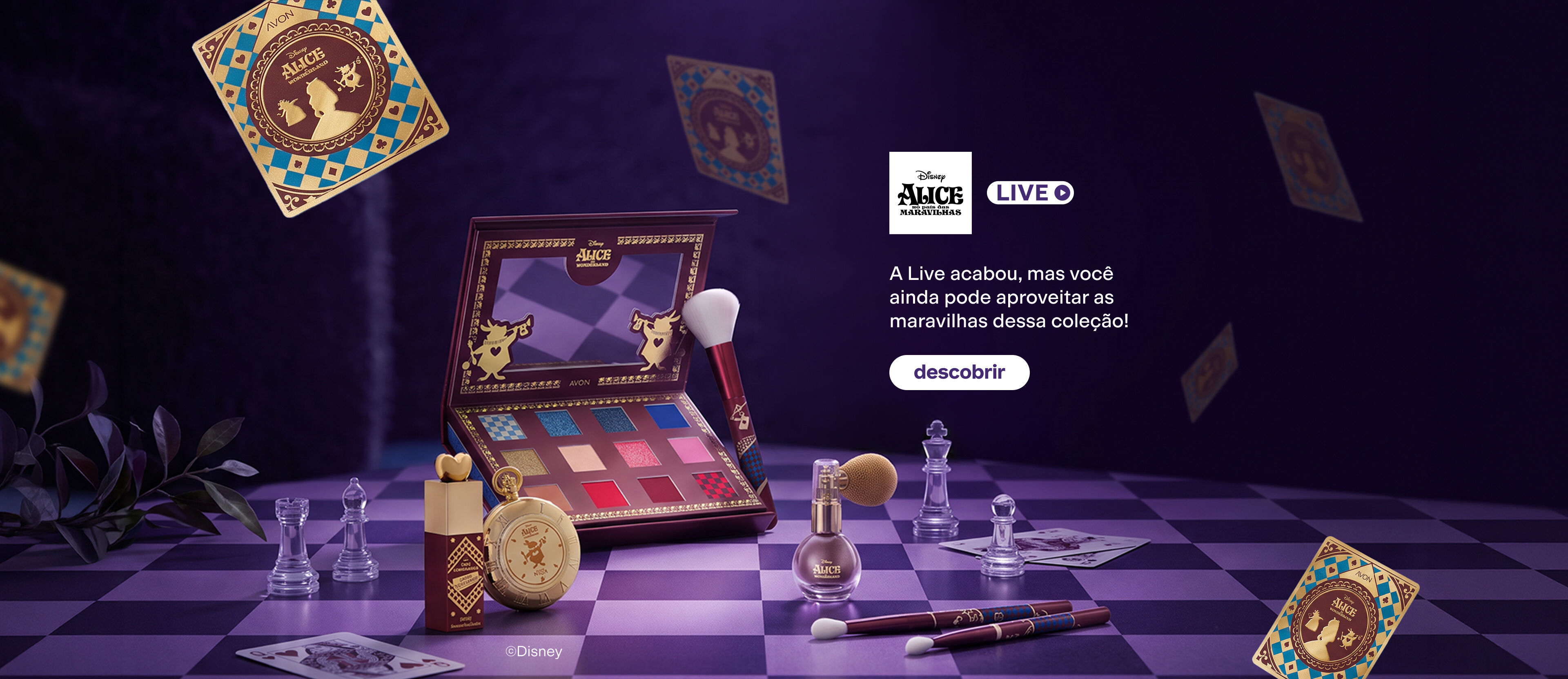 Coleção Avon Alice no País das Maravilhas sobre tabuleiro de xadrez com maquiagem e pincéis. Texto: "A Live acabou, mas você ainda pode aproveitar as maravilhas dessa coleção!". Botão: "descobrir".