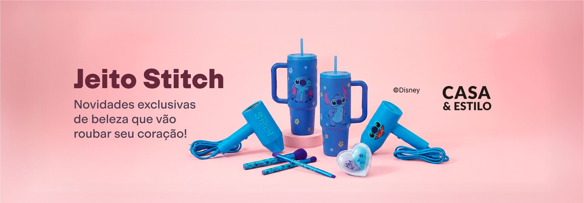 Fundo rosa e produtos azuis da coleção Stitch: copo térmico com canudo, secador de cabelo, pincel de maquiagem e esponja.  Com o texto "Jeito Stitch. Novidades exclusivas de beleza que vão roubar seu coração!"
