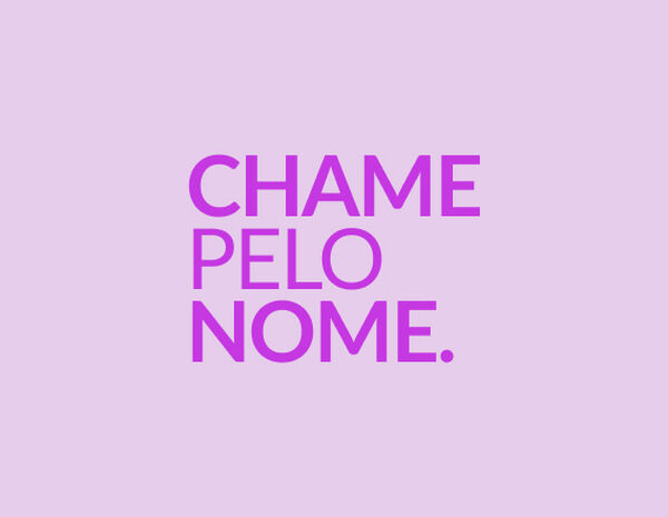 Texto “CHAME PELO NOME.” na cor lilás, em fundo rosa-claro.