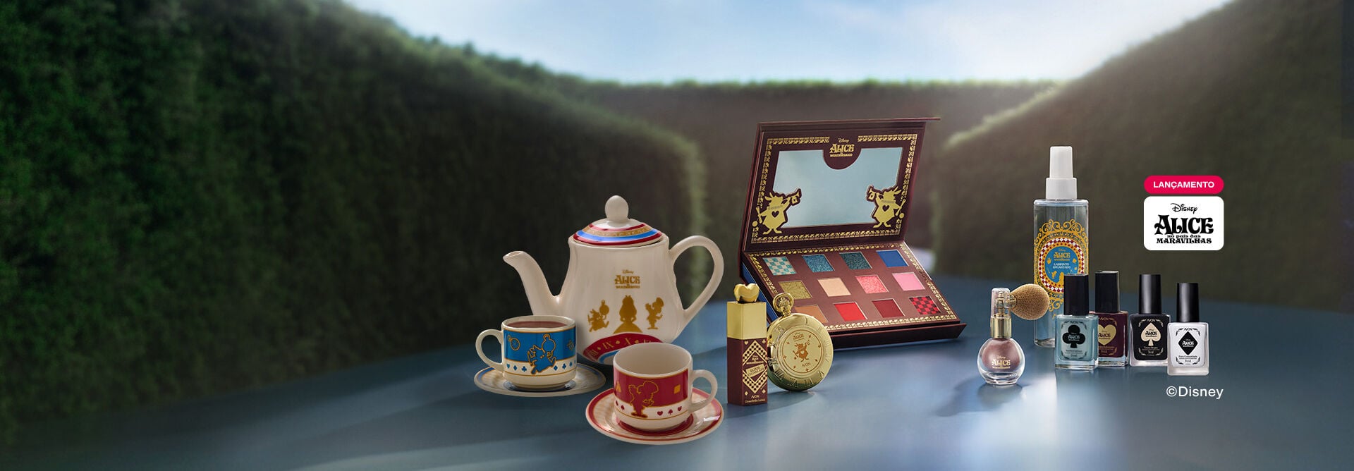 Itens da coleção Alice no País das Maravilhas em um labirinto verde. Texto: "Lançamento Coleção Alice no País das Maravilhas. Viu o spoiler? Cadastre-se para acesso antecipado!". Botão: inscreva-se.