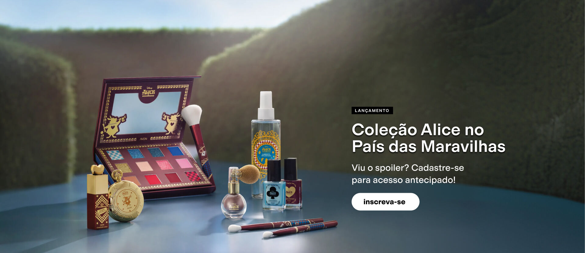 Itens da coleção Alice no País das Maravilhas em um labirinto verde. Texto: "Lançamento Coleção Alice no País das Maravilhas. Viu o spoiler? Cadastre-se para acesso antecipado!". Botão: inscreva-se.