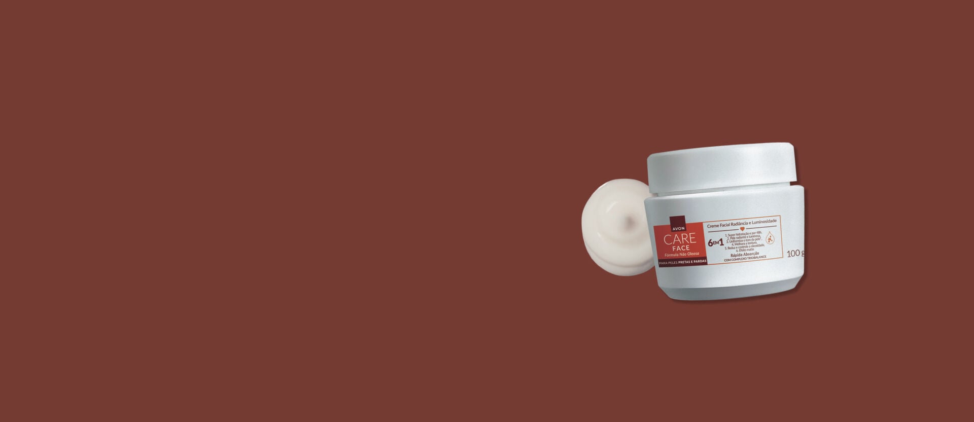 Pote de Avon Care Creme Facial Radiância e Luminosidade sobre textura branca. Fundo marrom. 