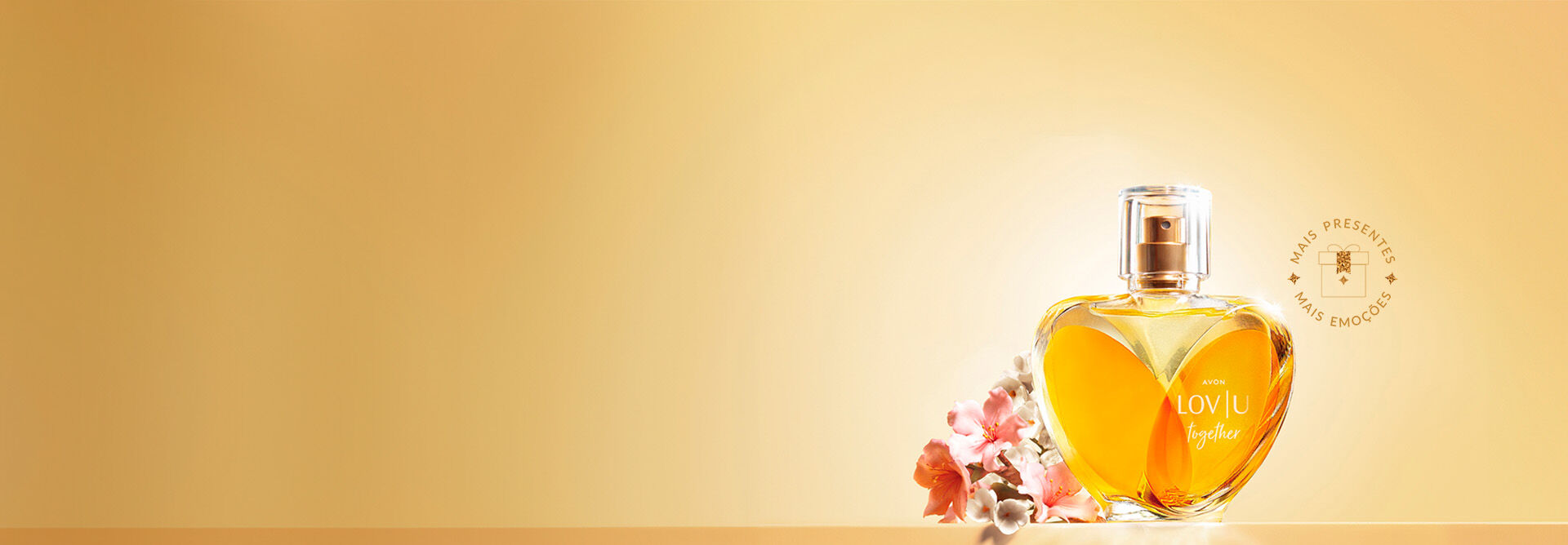 Banner com a nova fragrância de Avon, LovIu Together, com um fundo neutro Amarelo. O frasco lembra um coração, em tons de amarelo. Texto: "LovIu Together - Ame cada momento juntos!"