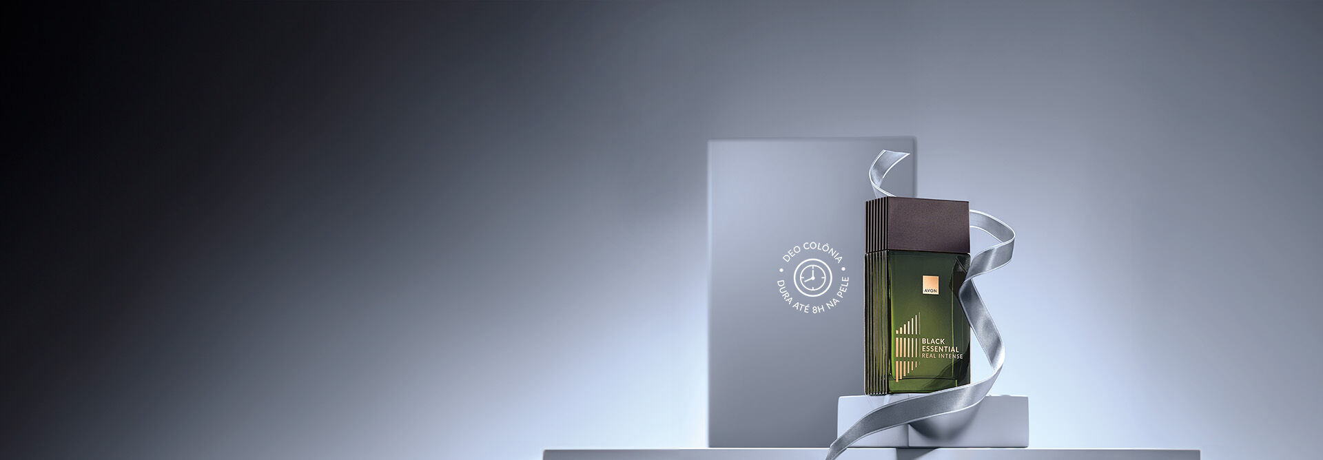 Fragrância Black Essential Real Intense sobre caixas e envolta por fita cinza em fundo cinza. 