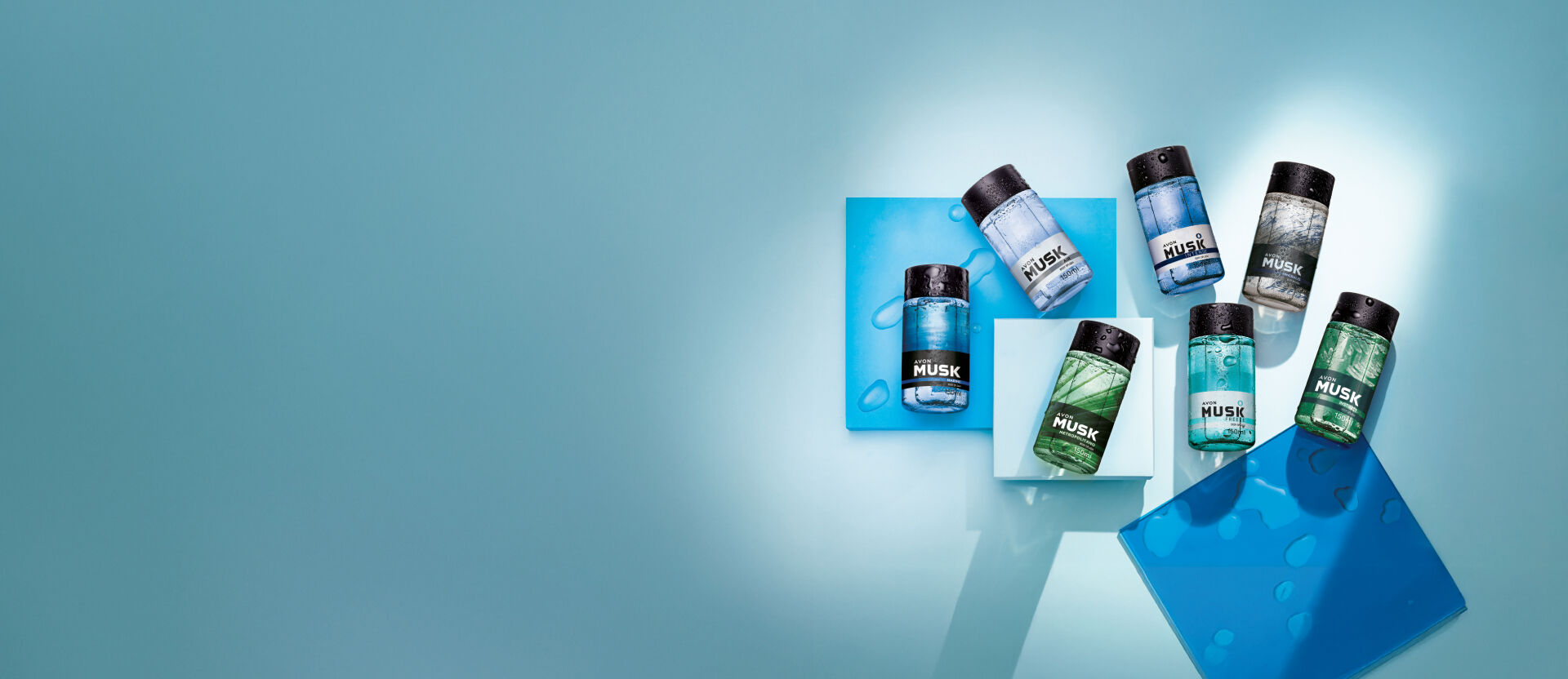 Frascos de Musk Body Splash: Marine, Air, Intense, Mineralis, Metropolitano, Freeze e Instinct, iluminados sobre caixas em tons de azul com gotas de água em fundo azul-claro.