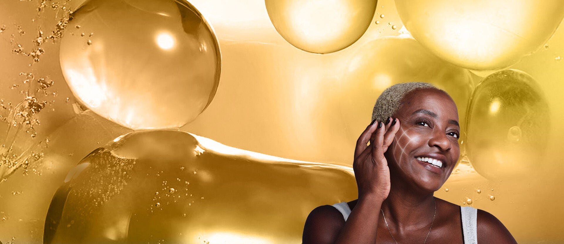 Mulher negra sorridente, de cabelos curtos descoloridos, toca no rosto com a mão direita, onde linhas brancas formam um elemento gráfico. Fundo dourado com esferas translúcidas. 