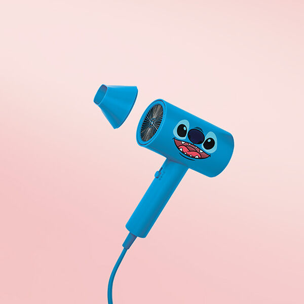 Secador Stitch azul com bico direcionador, em fundo rosa.