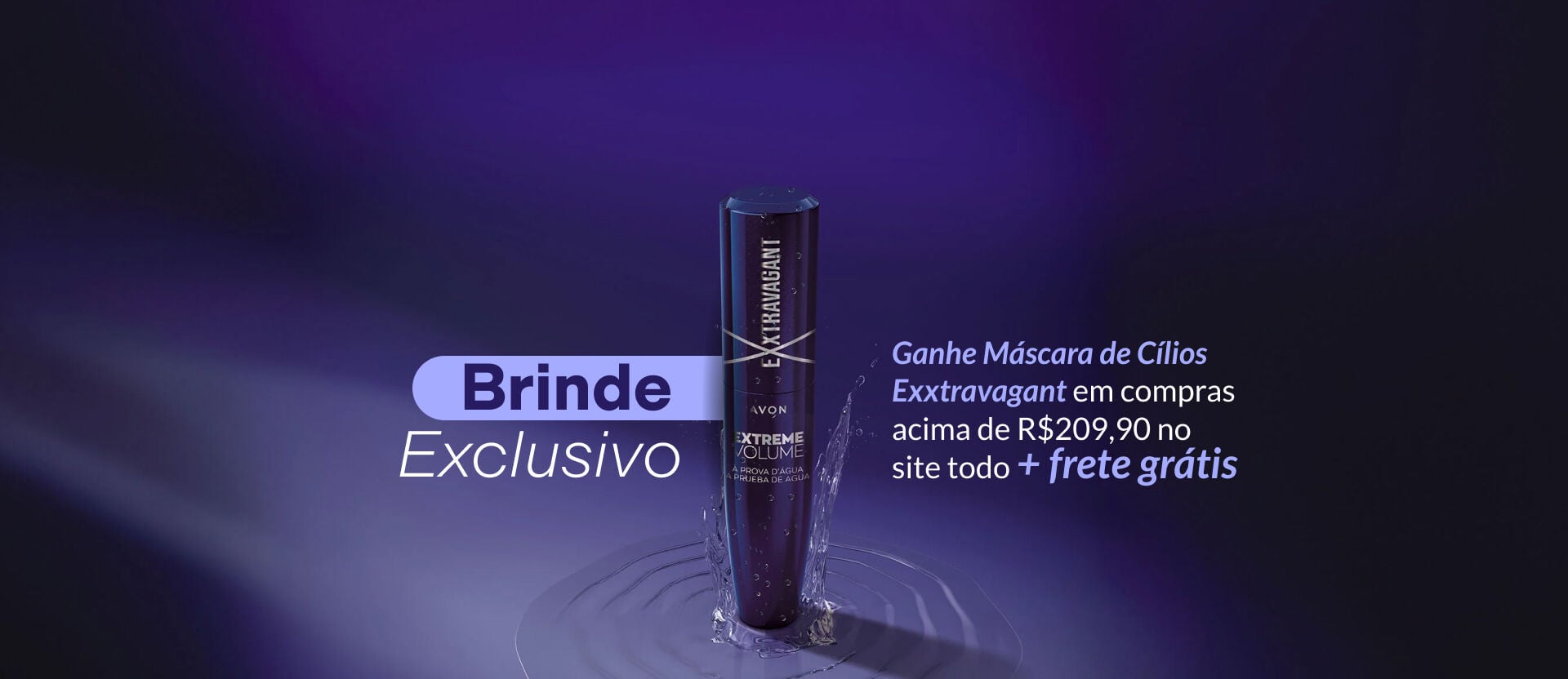 Máscara de Cílios Avon Exxtravagant em água com respingos, fundo roxo, com texto: Brinde exclusivo. Ganhe Máscara de Cílios Exxtravagant em compras acima de R$ 209,90 no site todo + frete grátis.