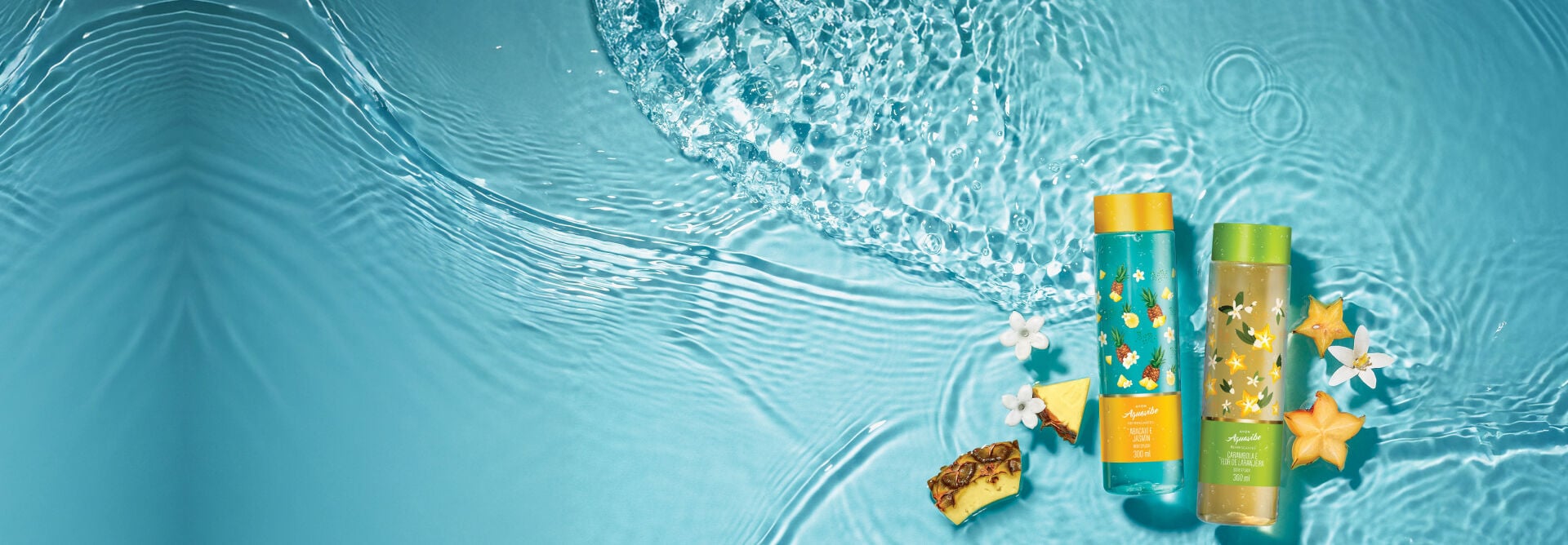 rascos de Aquavibe Body Splash azul com amarelo de Abacaxi e Jasmim, e amarelo com verde de Carambola e Flor de Laranjeira sobre fundo aquoso azul com flores brancas, abacaxis e carambolas cortadas.