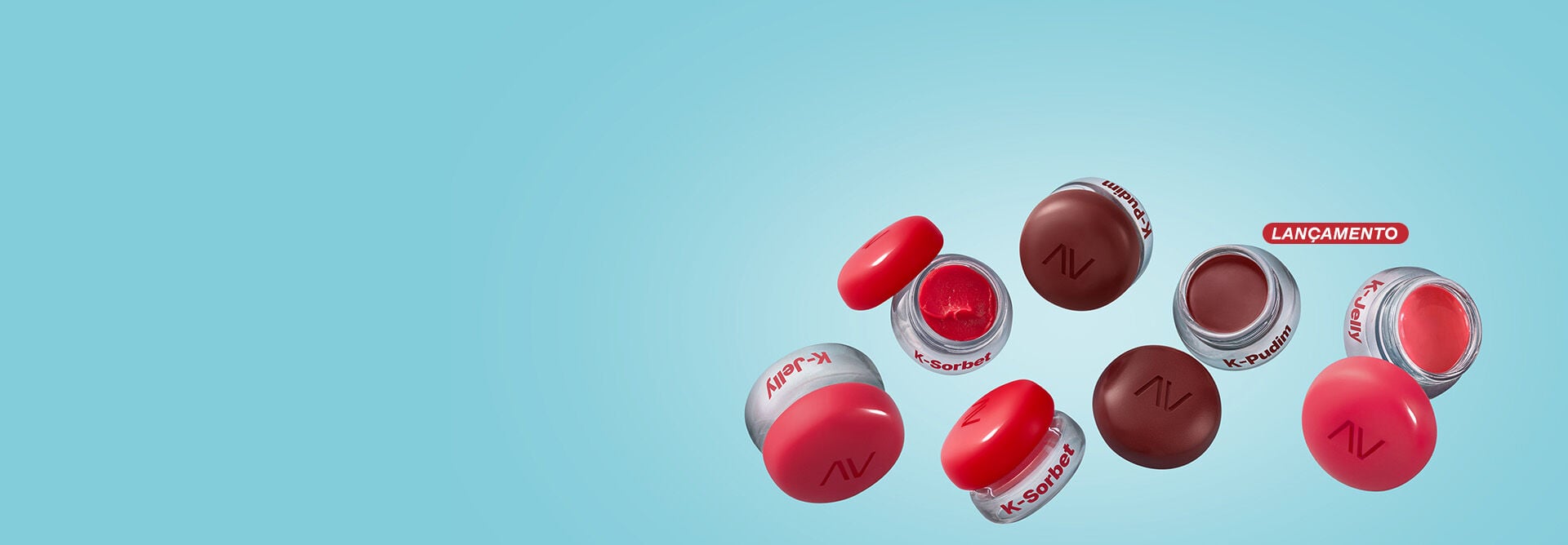 Embalagens Avon Balm Multifuncional K-Jelly, K-Sorbet e K-Pudim, com box de texto: Lançamento. Fundo azul-claro.