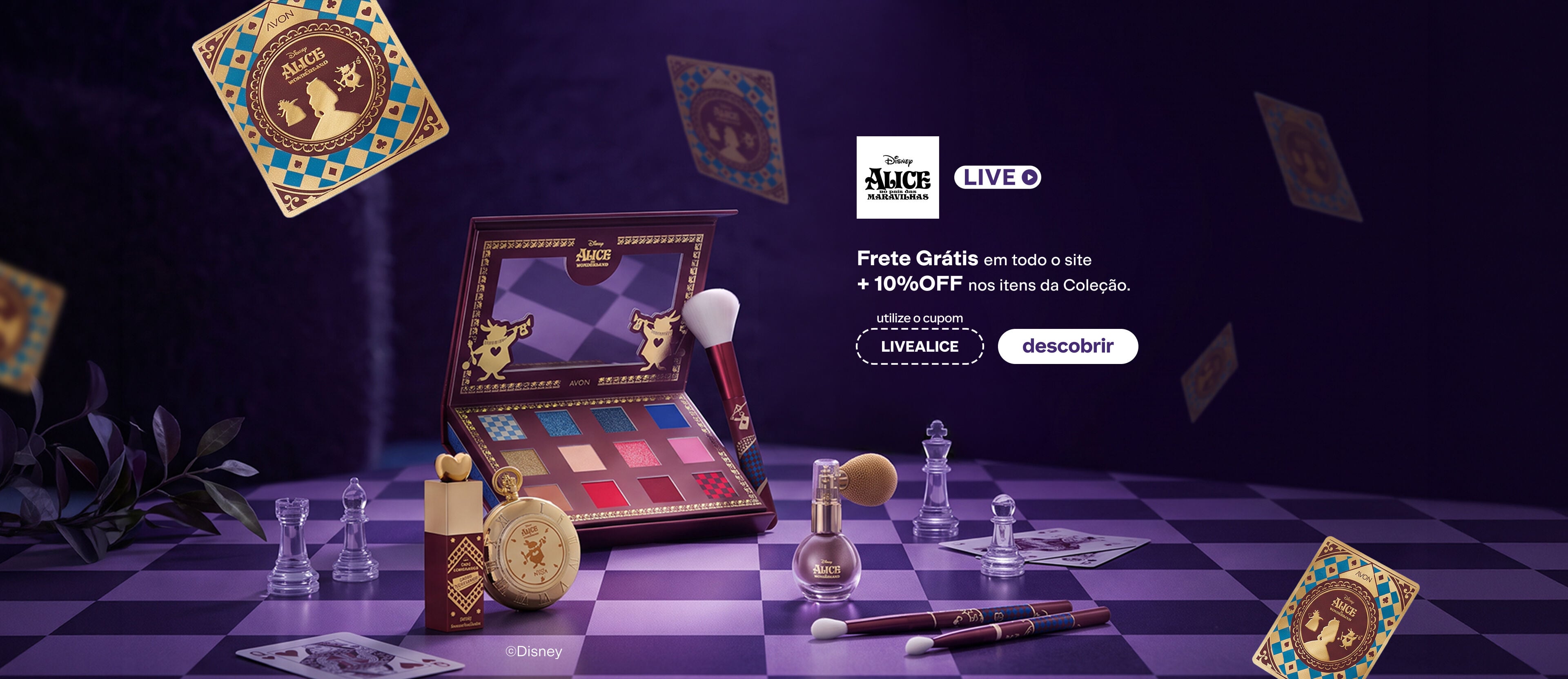 Coleção Avon Alice no País das Maravilhas sobre tabuleiro de xadrez com cartas flutuando. Texto: "Frete Grátis em todo o site + 10% OFF nos itens da Coleção. Cupom "LIVEALICE". Botão: descobrir.