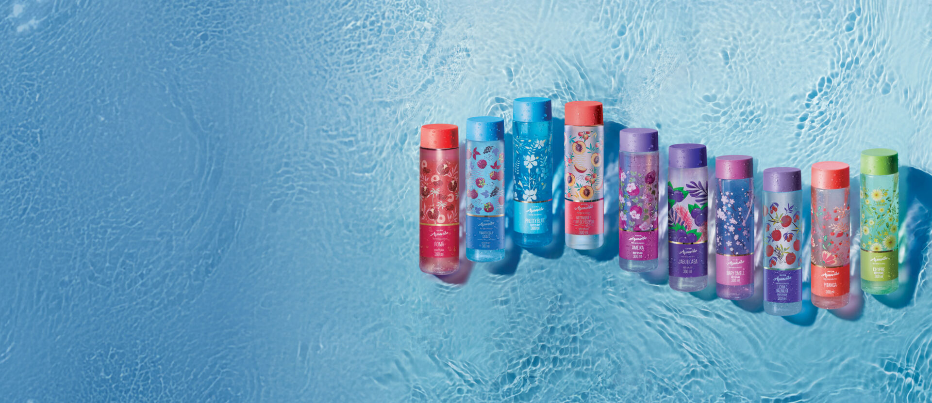 Frascos de Aquavibe Body Splash: Romã, Framboesa, Pretty Blue, Nectarina e Flor de Pêssego, Ameixa, Jabuticaba, Baby Smell, Lichia e Baunilha, Pitanga e Chipre, sobre fundo aquoso azul.
