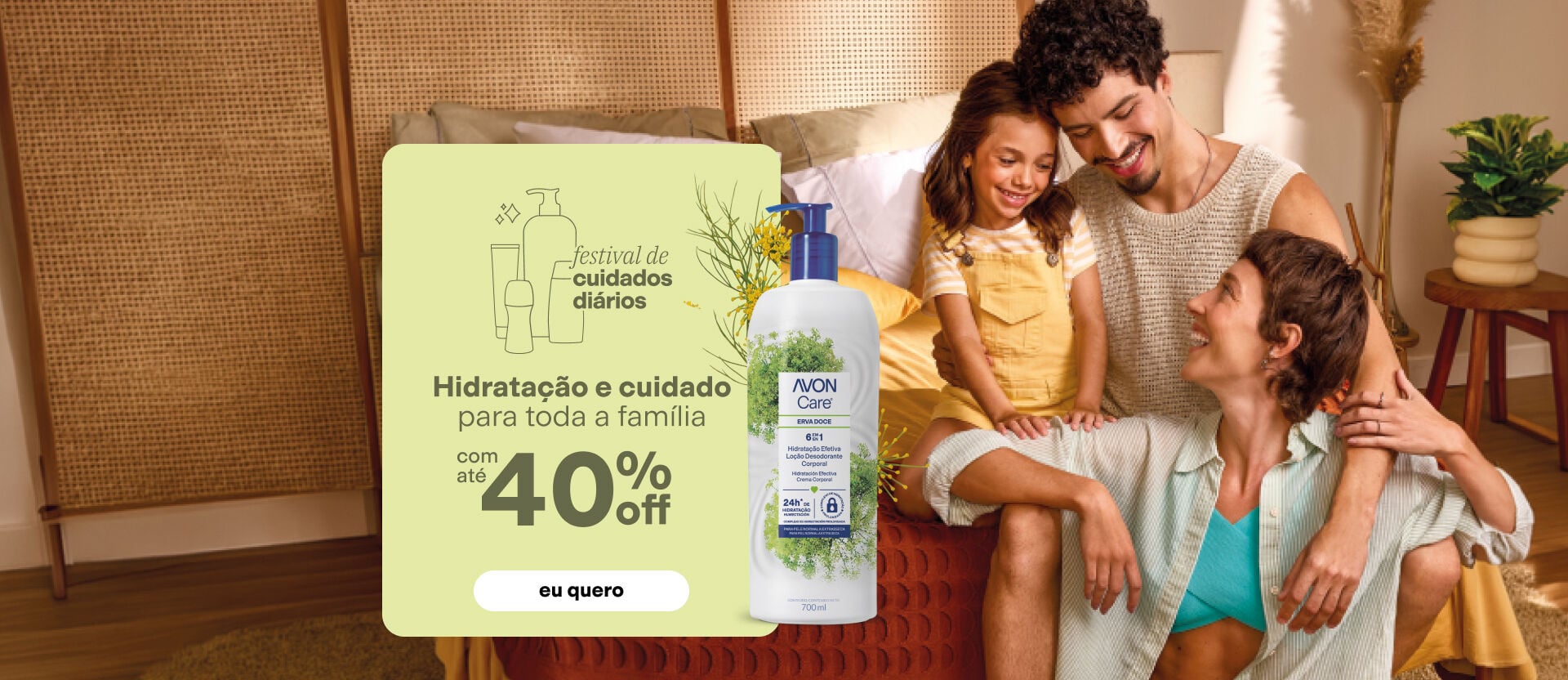 Banner com foto de família sorridente em quarto aconchegante. Em painel verde à esquerda, anúncio "festival de cuidados diários", até 40% OFF e a loção Avon Care Erva Doce 700ml.