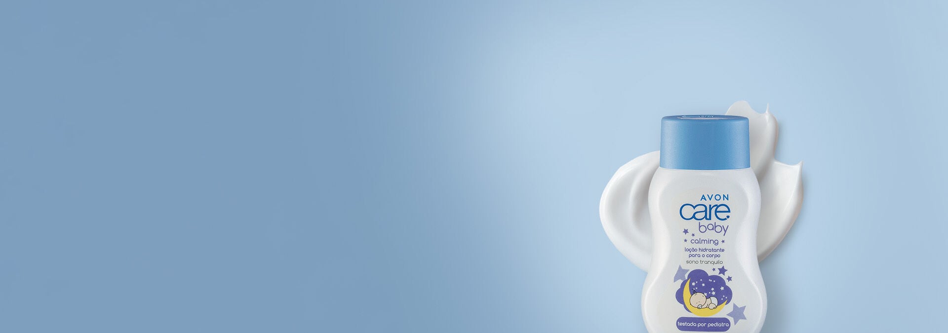 Banner com fundo azul claro. Elementos como creme branco e loção hidratante Avon Care Baby em embalagem branca com tampa azul e desenho infantil. Texto: "Hidratação suave para a pele dos pequenos."