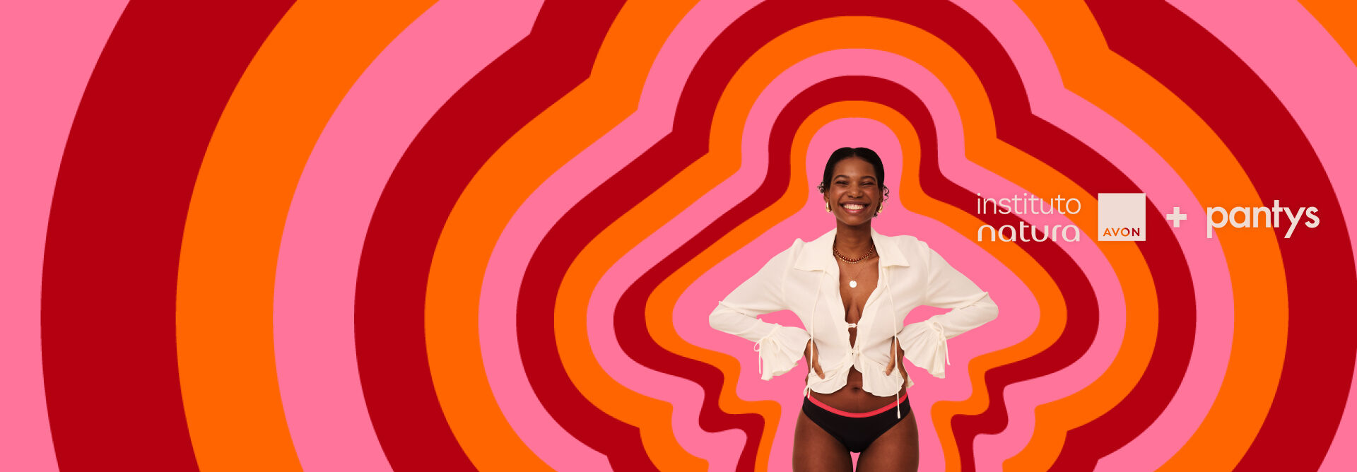 Mulher negra sorridente, vestindo camisa branca e calcinha preta com faixa rosa. Logo Instituto Natura + pantys à direita. Fundo com formas em tons de rosa e laranja.