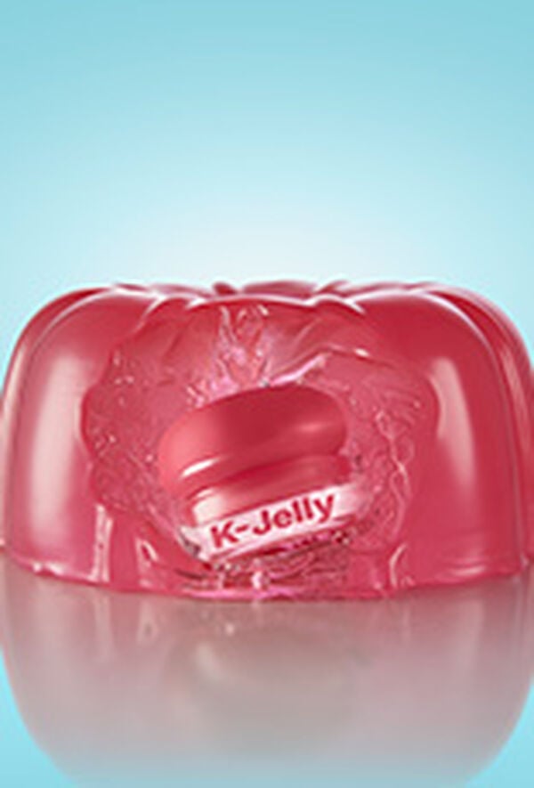 Embalagem Avon Balm Multifuncional K-Jelly dentro de gelatina rosa. Fundo azul-claro.