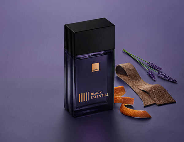 Fragrância Black Essential com ingredientes como lavanda, couro e laranja, em fundo azul.