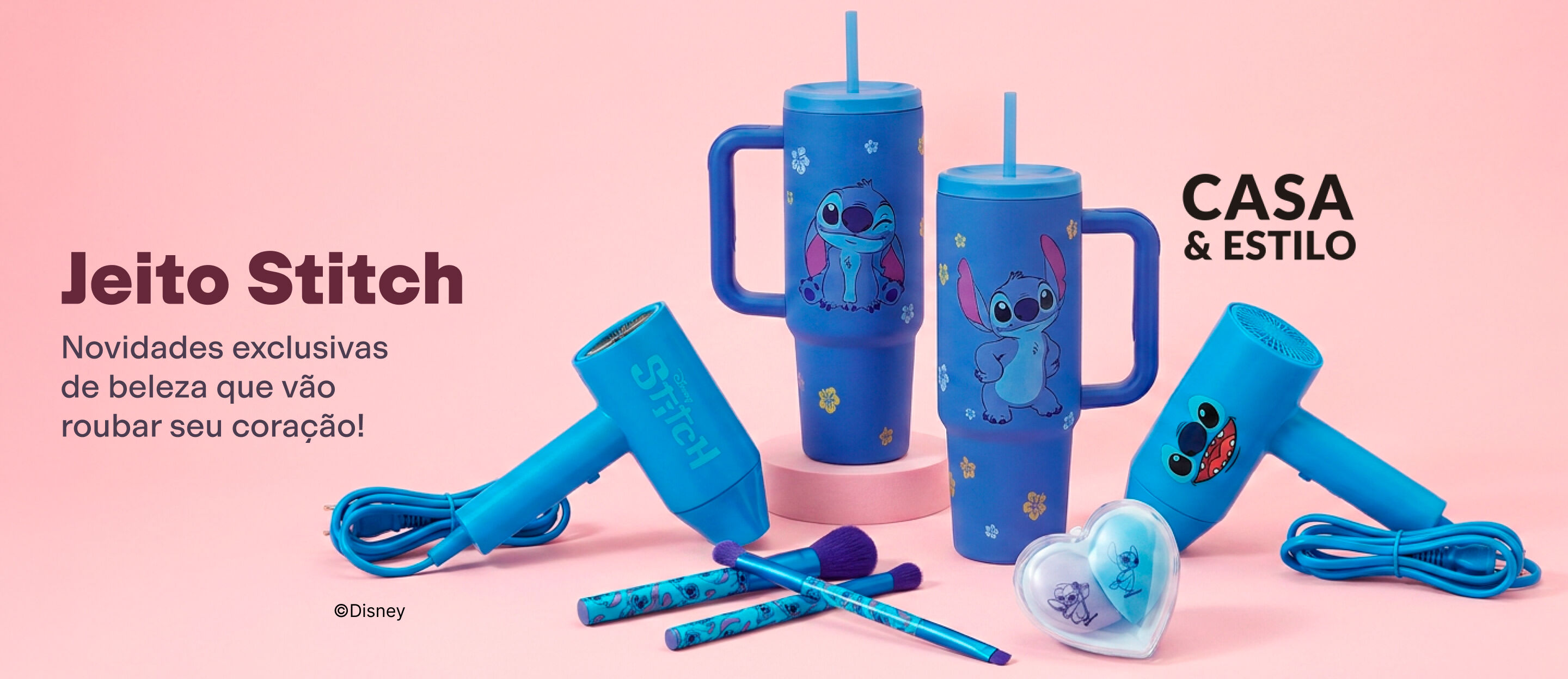 Fundo rosa e produtos azuis da coleção Stitch: copo térmico com canudo, secador de cabelo, pincel de maquiagem e esponja.  Com o texto "Jeito Stitch. Novidades exclusivas de beleza que vão roubar seu coração!"
