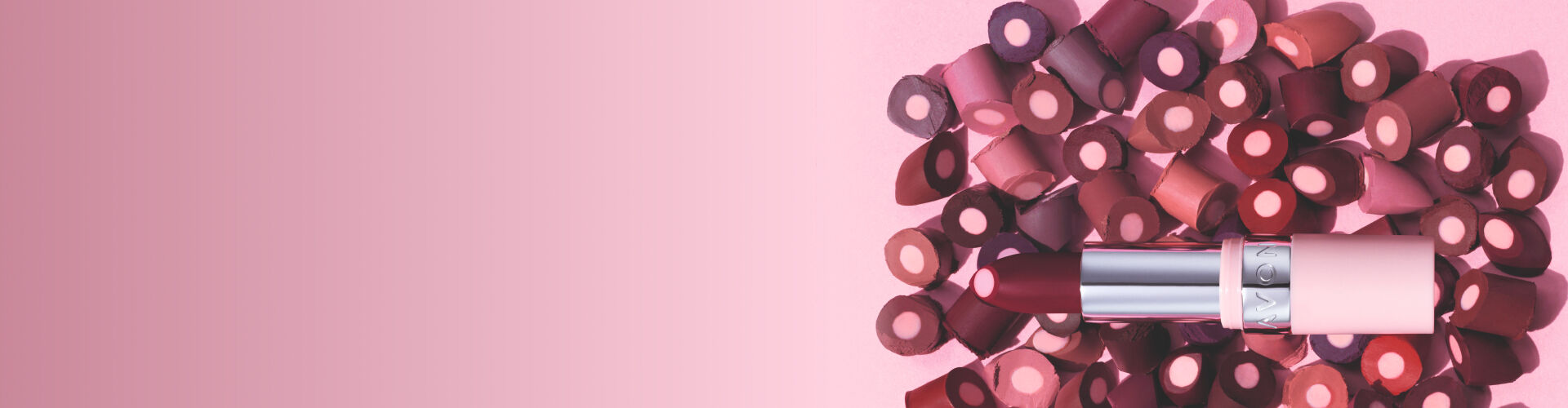 Banner con fondo azul y burbujas. Se presentan dos productos de Anew: un serum en frasco azul y crema hidratante en tubo blanco. Texto: "¡Hasta 50% de descuento! En productos seleccionados de Anew".