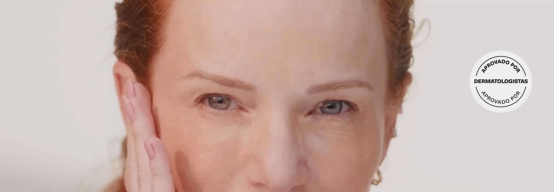 Vídeo com 4 mulheres de diferentes idades aplicando no rosto produtos Natura Chronos Derma. Com selo “Aprovado por Dermatologistas”.