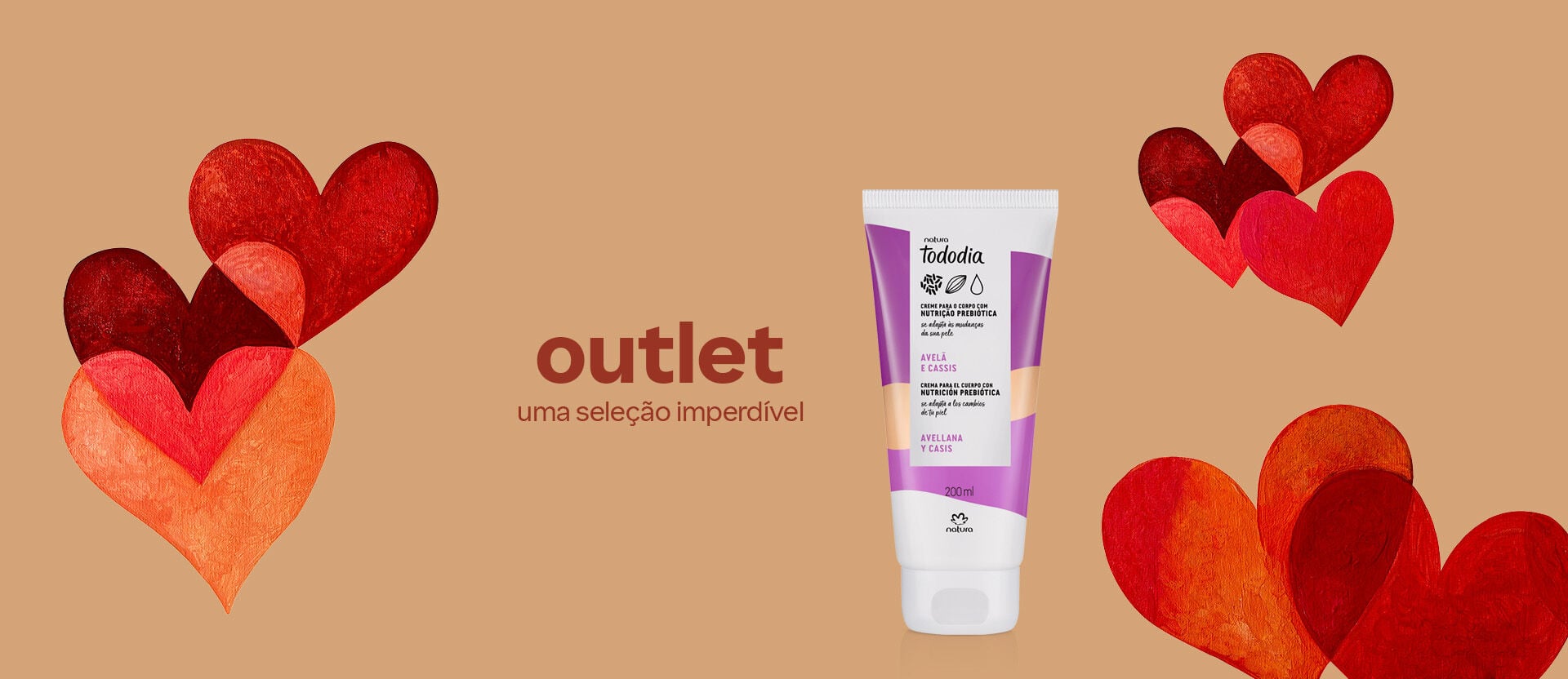 Bisnaga de Creme para o Corpo Tododia Avelã e Cassis com o texto: “Outlet. Uma seleção imperdível”. Fundo bege com corações em tons de vermelho e laranja.