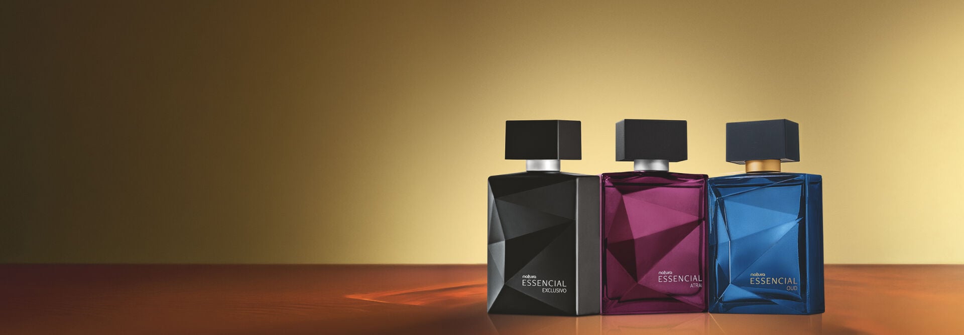 Imagem com três Deos Parfum Masculinos de Natura Essencial, nas versões Exclusivo, Atrai e Oud.