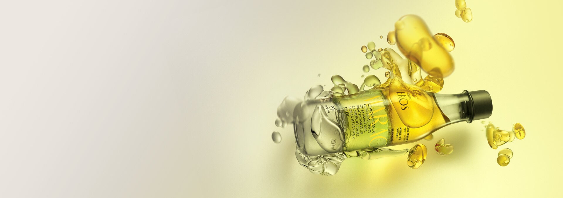 Óleo trifásico corporal de maracujá da linha Natura Ekos, envolto por respingos e gotas do próprio produto.