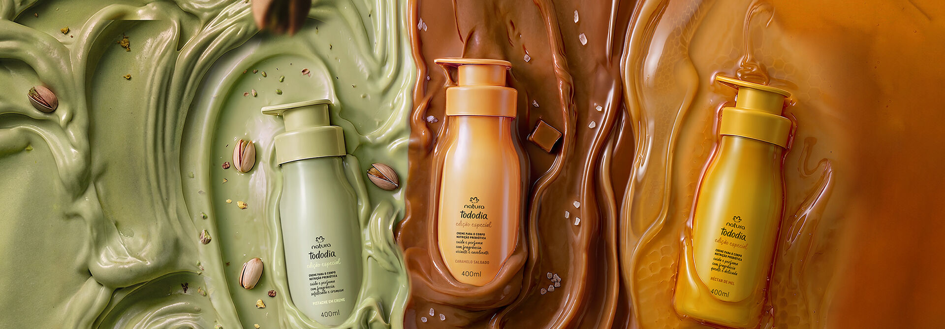 Três frascos de hidratante Natura Tododia imersos em fundos cremosos correspondentes às suas fragrâncias: Pistache em creme verde, Caramelo Salgado em marrom e Néctar de Mel em amarelo âmbar.