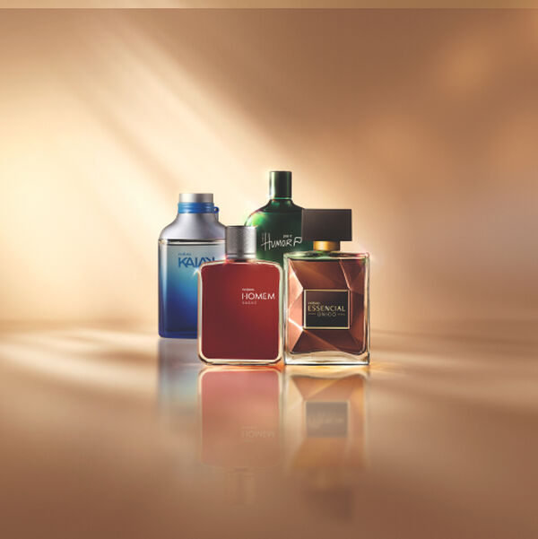 Frascos de fragrâncias masculinas Natura: Homem Sagaz, Essencial Único, Paz e Humor e Kaiak, em fundo bege iluminado. 