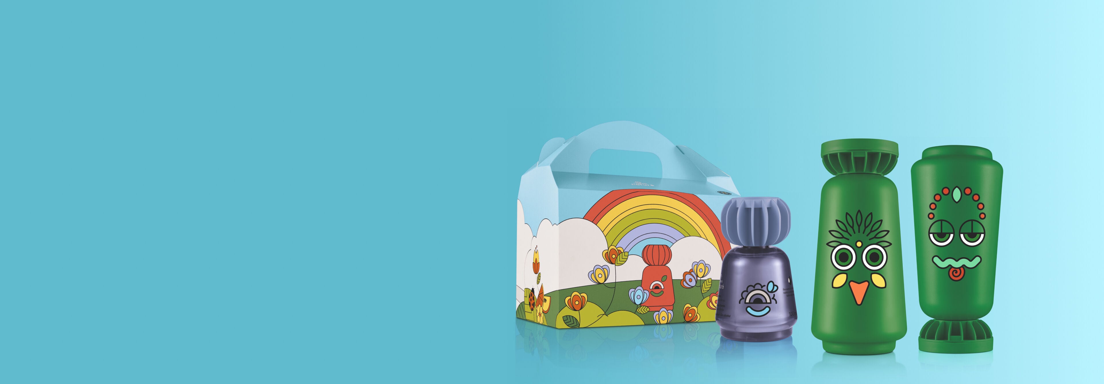 Kit infantil Natura Naturé sobre fundo azul-claro com caixa ilustrada com arco-íris e flores. Ao lado, três frascos em tons de roxo e verde exibem rostos estampados e tampas lúdicas.