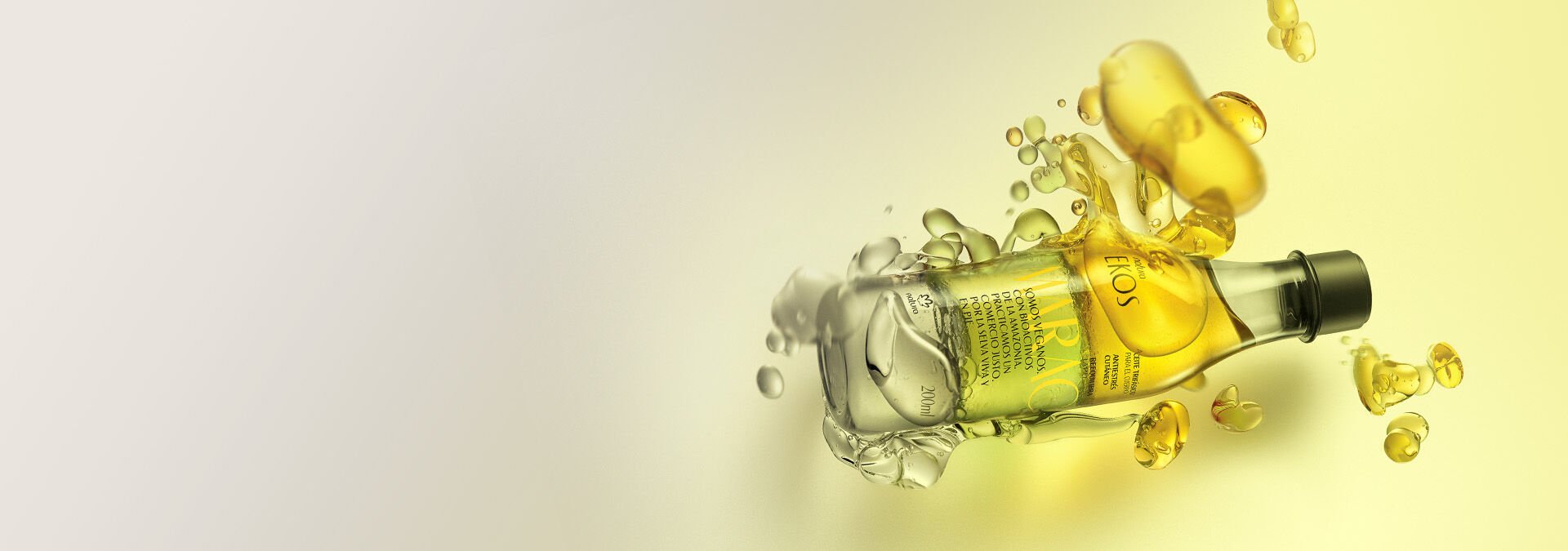 Aceite trifásico corporal de maracuyá de la línea Natura Ekos, rodeado por salpicaduras y gotas del propio producto.