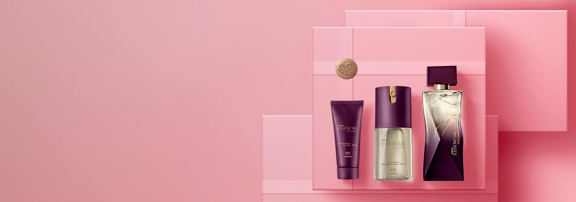 Fundo em tons de rosa e ao lado direito caixas de presentes com produtos de Natura Essencial Exclusivo