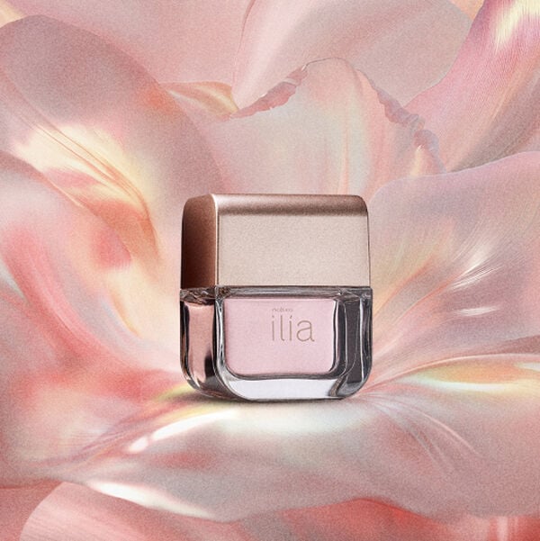 Fragrância Natura Ilía sobre formas orgânicas na cor rosa.