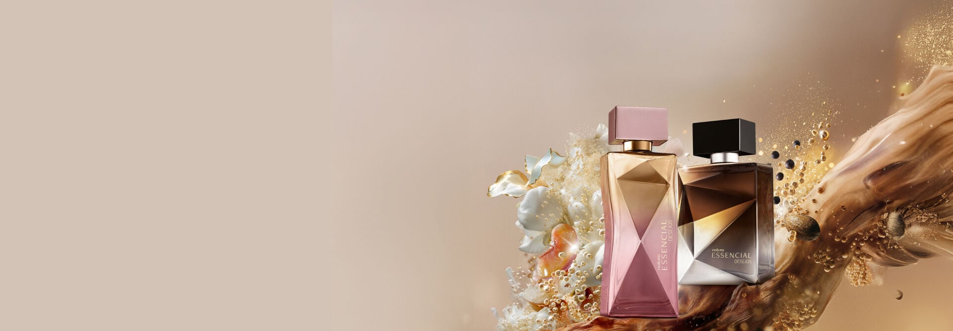 Frascos do Deo Parfum Essencial Desejos Masculino e Feminino, respectivamente nas cores marrom e prata e rosa e dourado, sobre elementos que remetem aos ingredientes. Fundo em degradê de marrom.