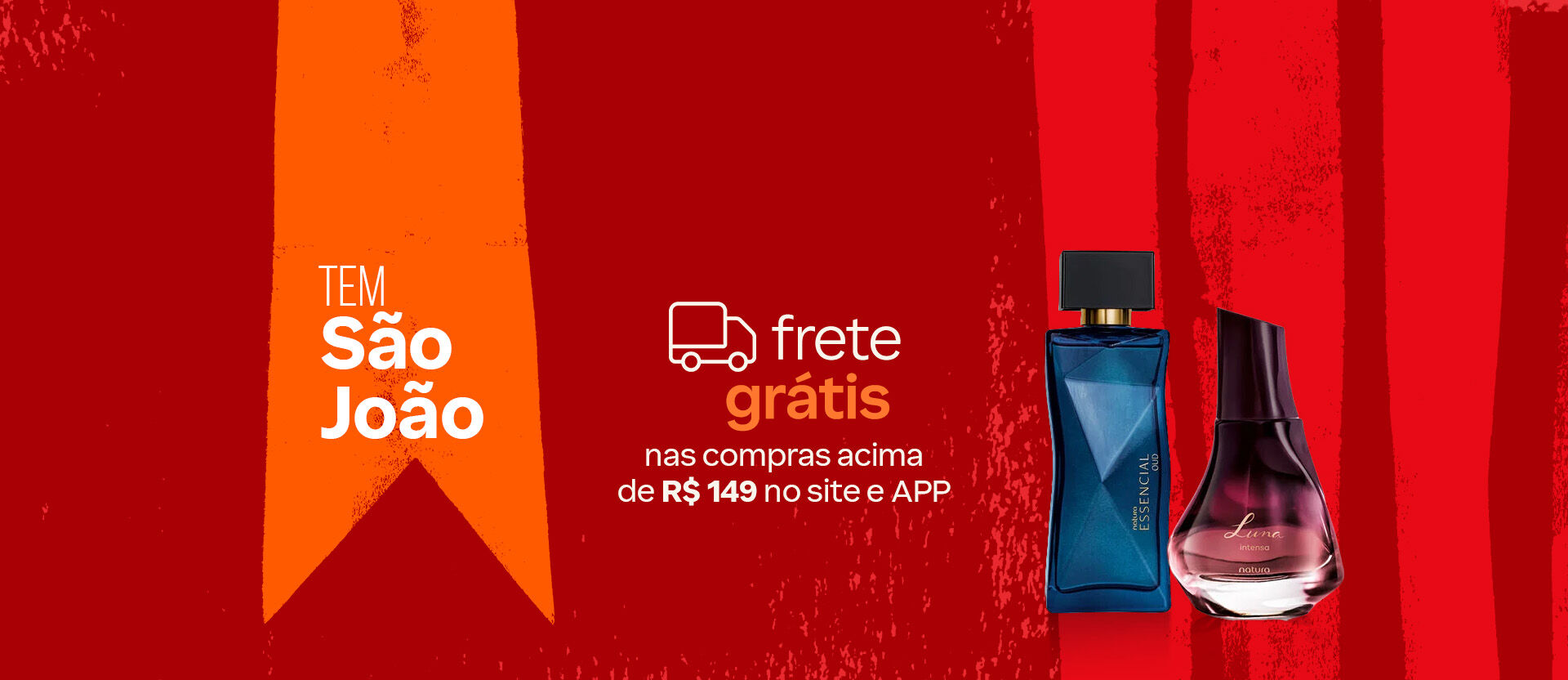 Deo Parfum Essencial Oud em frasco azul e Deo Parfum Luna Intensa em frasco degradê roxo, ambos com tampas escuras. Estão sobre fundo vermelho com listras e uma bandeira laranja. Texto: tem São João. Frete grátis nas compras acima de R$ 149 no site e app.
