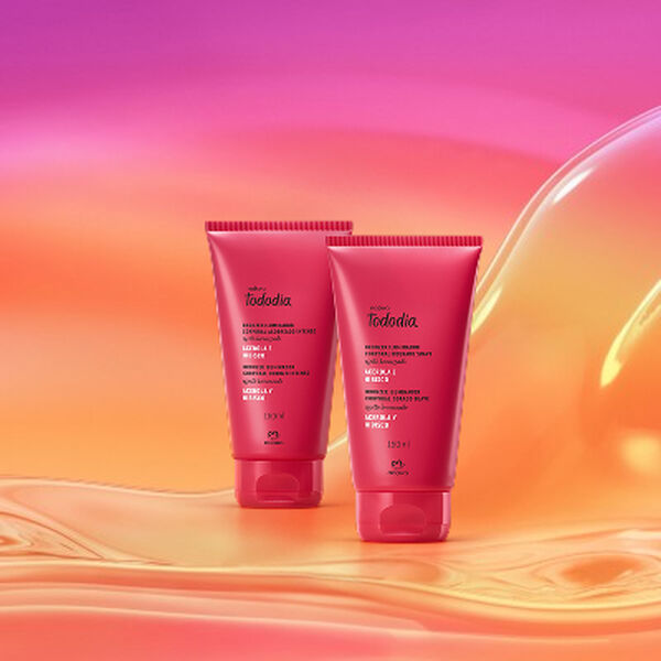 Imagem com dois frascos de Bronzer Iluminador Corporal da linha Tododia Verão Acerola e Hibisco. 