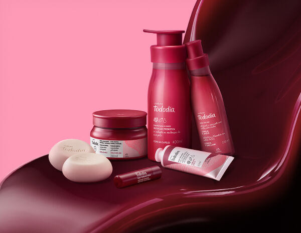 Produtos Natura Tododia sobre forma fluida na cor vermelha e fundo rosa.