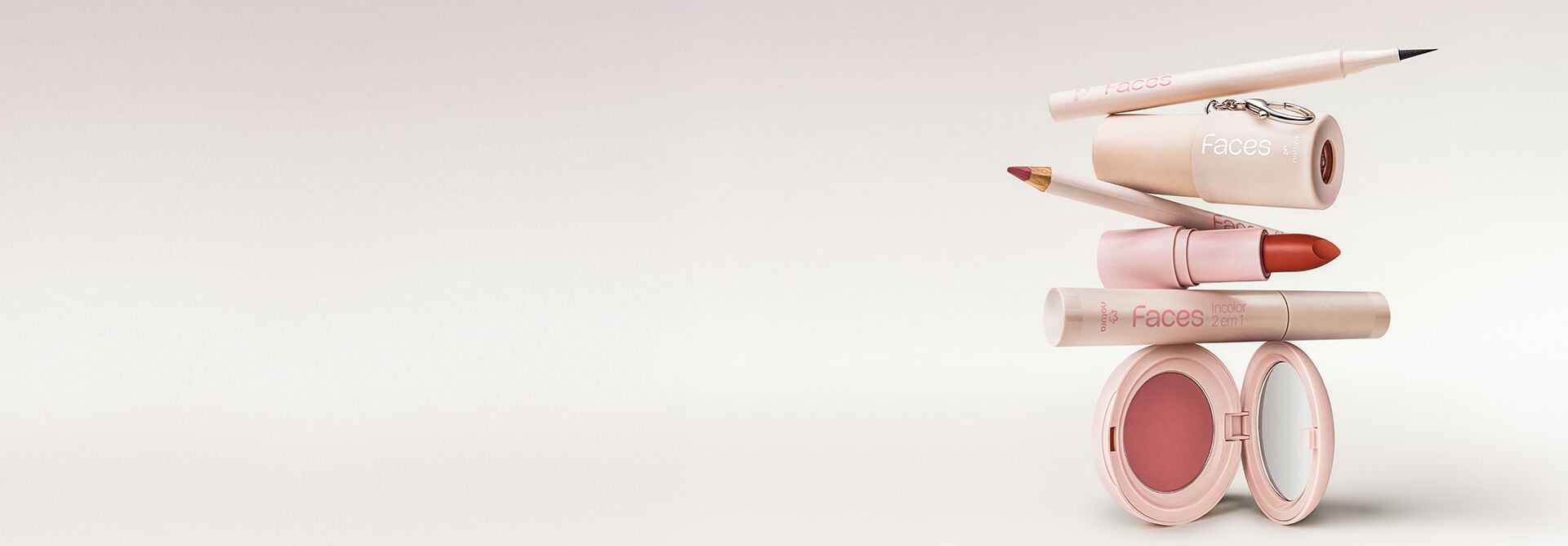Foto com e produtos de maquiagem de Natura Faces, como batons, blushes e máscara de cílios.