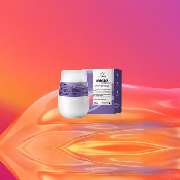 Desodorante Antitranspirante Roll-on Tododia Amora e Flor de Pêssego, com embalagem e caixa em tons de branco e lilás, destaca-se em fundo aquoso com degradê rosa e amarelo.