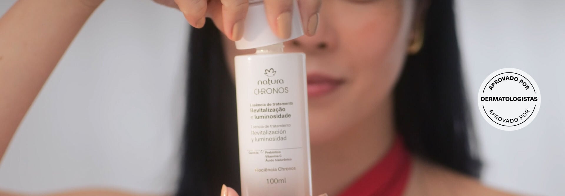 Vídeo com Essência de Tratamento Natura Chronos, com elementos da natureza e mulher de pele amarela utilizando o produto no rosto. Com selo Aprovado por Dermatologistas.