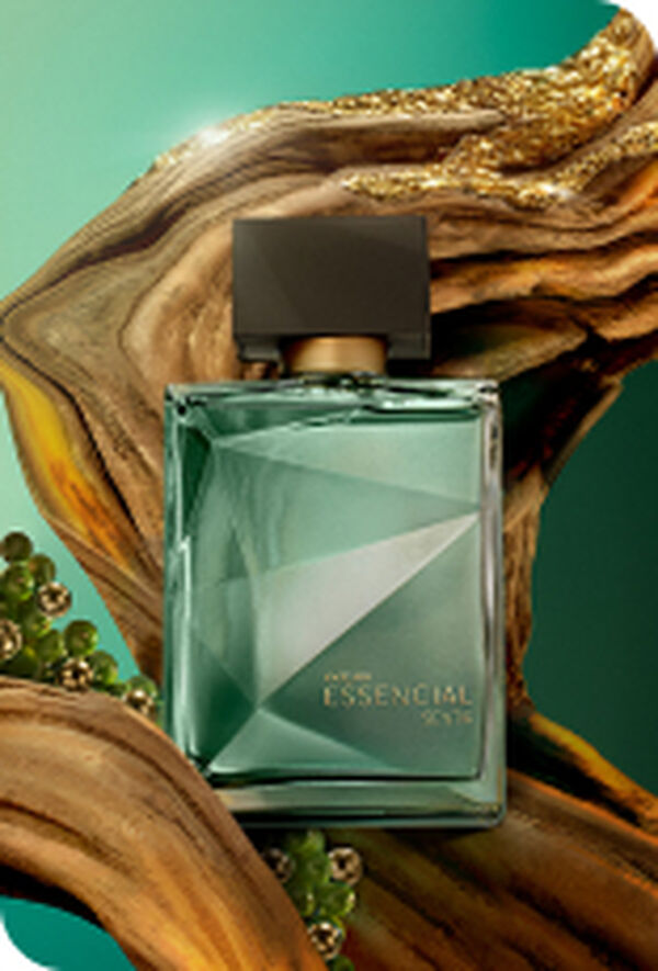 Frasco do perfume Essencial Sentir Masculino, em vidro verde com tampa marrom fosca, posicionado ao centro, cercado por galhos e sementes verdes, sobre um fundo em tons de verde degradê.