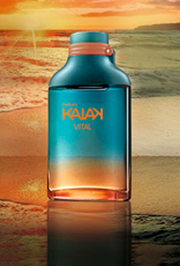 Frasco da fragrância Kaiak Vital masculino em coral com degradê turquesa. Fundo de praia com mar e pôr do sol alaranjado.