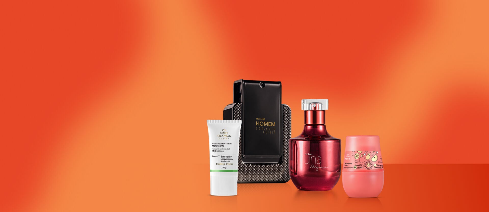 Imagem com fundo vibrante em tom laranja apresentando quatro produtos da marca Natura alinhados: à esquerda, um tubo branco de creme facial Natura Chronos; ao centro, o perfume masculino Natura Homem Cor.agio num frasco preto com textura e o perfume feminino Natura Una Elegance num frasco em tom vermelho-rubi; à direita, um desodorizante roll-on cor-de-rosa com ilustrações de frutas.