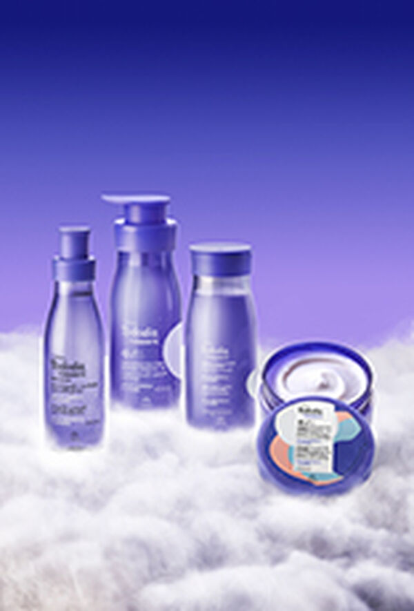 imagem de uma nuvem com os seguintes produtos voando: creme, spray, sabonete, body splash, concentrado