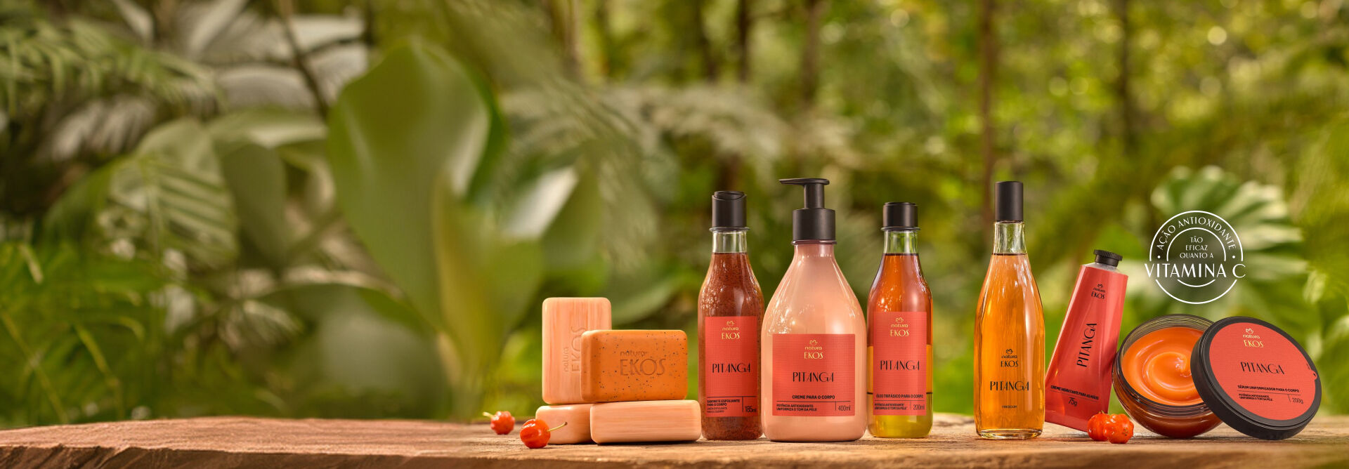 Fundo de floresta tropical com a linha completa do novo Ekos Pitanga. Texto: "novo Natura Ekos Pitanga: o poder da ação antioxidante que uniformiza o tom da pele em 2 semanas".