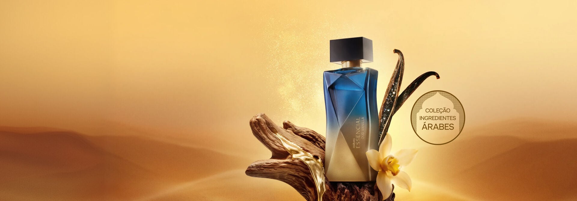 Frasco azul do Deo Parfum Essencial Oud Vanilla Feminino sobre madeira com líquido dourado, ao lado de favas de baunilha em um cenário de deserto. À direita, o selo: "Coleção Ingredientes Árabes".