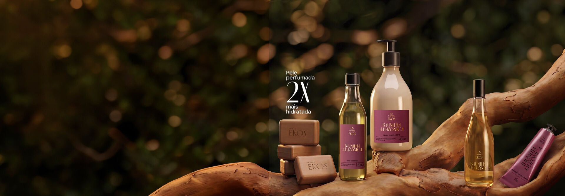 Imagem com floresta ao fundo e os produtos Ekos Baunilha Amazônica sobre um tronco: Creme para o Corpo, Perfumaria Frescor e Creme para as Mãos. Inclui o selo: "Pele perfumada 2X mais hidratada".