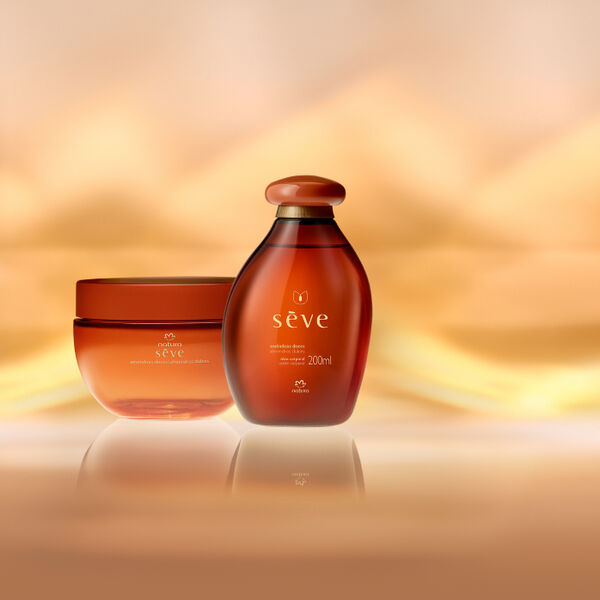 Natura Sève Creme Desodorante Corporal Perfumado e Óleo Desodorante Corporal Amêndoas Doces, com frascos em tons de laranja, destacam-se sobre fundo em tons de dourado.